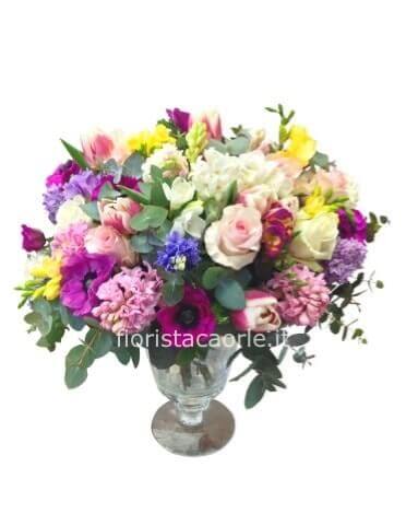 Bouquet con fiori assortiti fantasia del fiorista